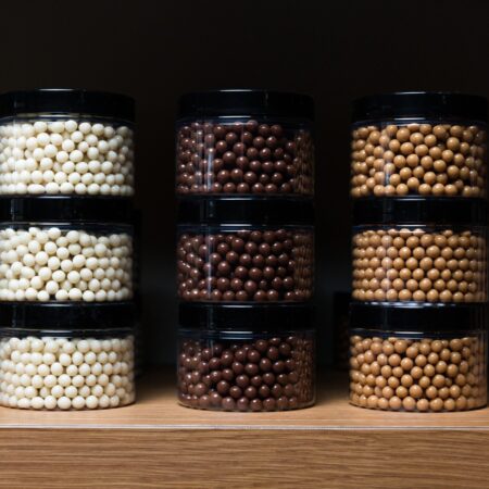 Pots de perles craquantes Déli Bo, chocolat blanc, lait et Dulcey – chocolaterie à Nice