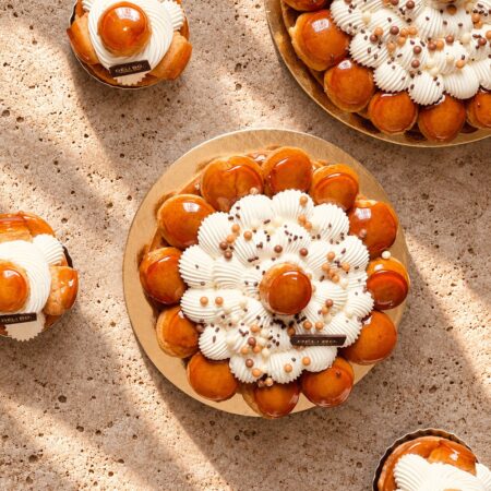 Saint-Honoré vanille vu du dessus, choux caramélisés et chantilly – pâtisserie Déli Bo à Nice