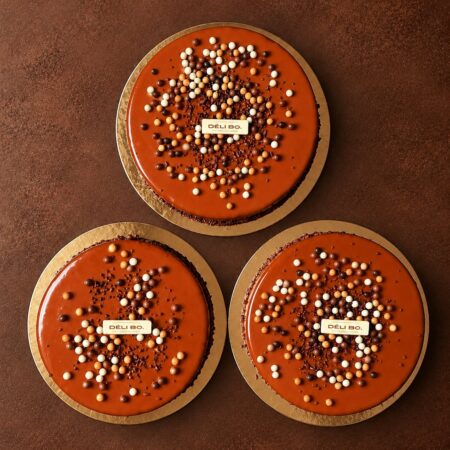 Balthazar trois chocolats Déli Bo à Nice, entremets en trois tailles avec glaçage caramel, perles croustillantes et plaquette Déli Bo