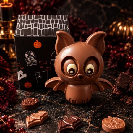 Chauve-souris en chocolat au lait garnie de friture lait et noir, avec sa boîte maison hantée – chocolaterie Déli Bo à Nice