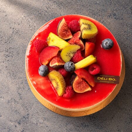 Entremets multifruits Déli Bo vu de dessus : nappage fruits rouges, figues, kiwi, ananas, framboises et myrtilles – pâtisserie à Nice