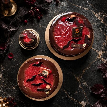 Entremets d’Halloween individuel et grands formats, glaçage chocolat, compotée figue-framboise et chauves-souris en chocolat – pâtisserie Déli Bo à Nice