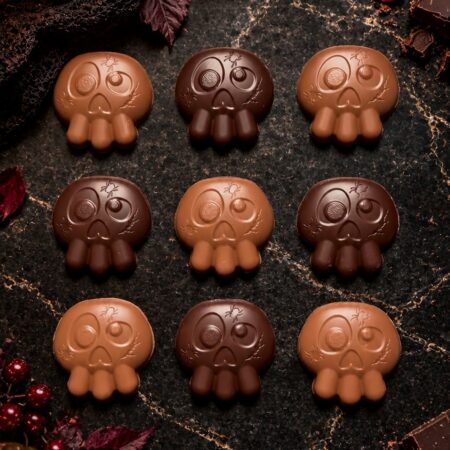 Petits crânes d’Halloween en chocolat noir et au lait garnis de praliné – chocolaterie Déli Bo à Nice